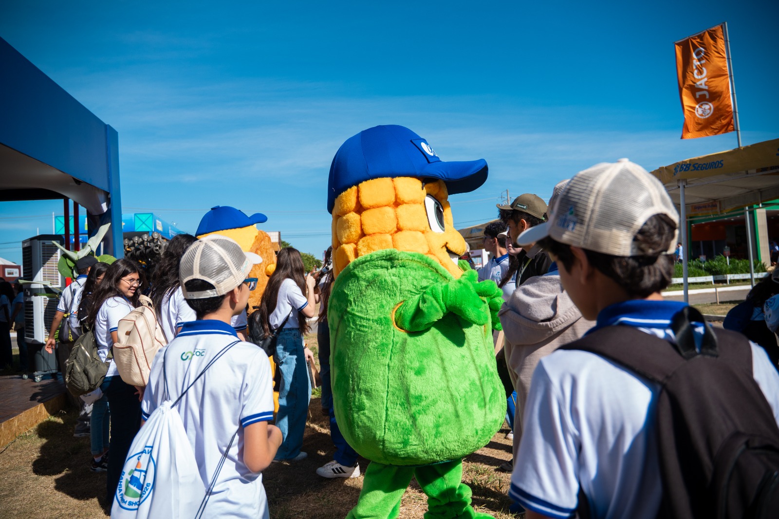 Estudantes e grupos educacionais chegando ao parque da Bahia Farm Show