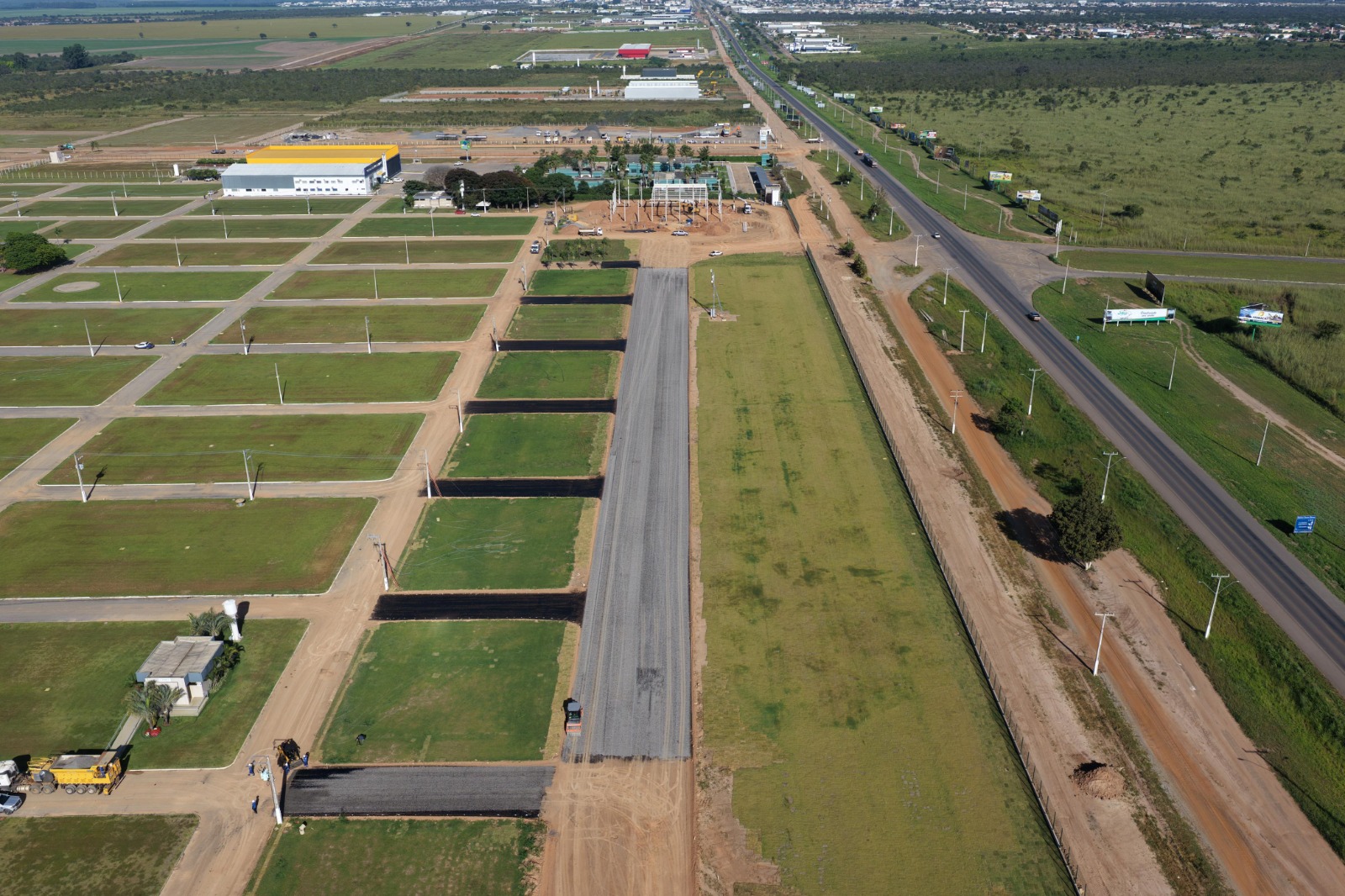 Imagem aérea do parque da Bahia Farm Show focando em trecho em processo de construção e asfaltamento