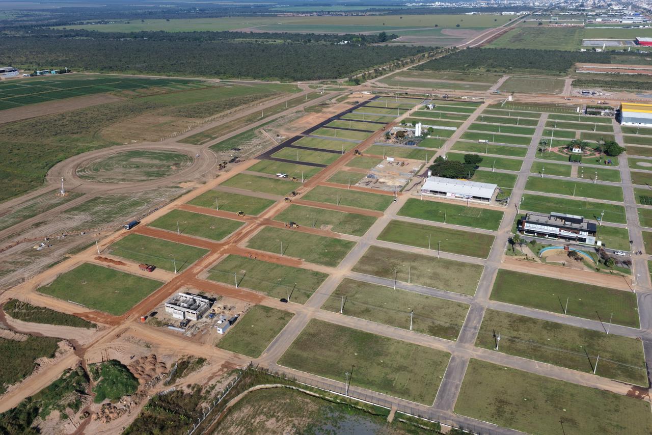 Vista aérea ampla do parque da Bahia Farm Show mostrando boa parte da infraestrutura já concluída