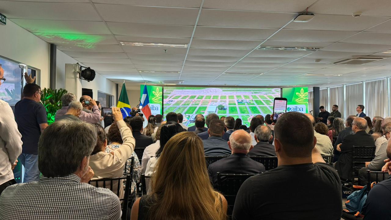 Auditório com público acompanhando apresentação da Bahia Farm Show 2026 em Salvador