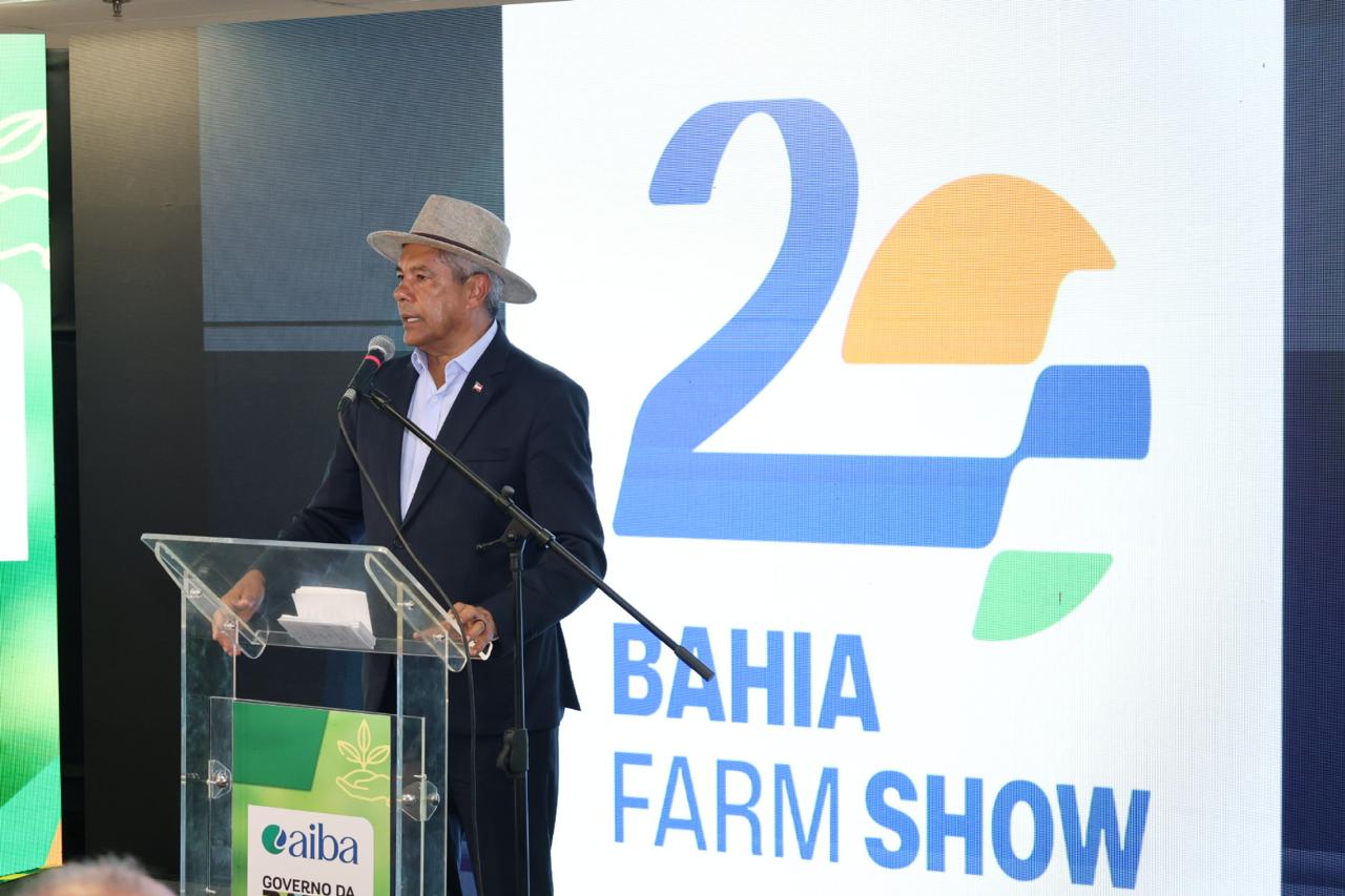 Governador da Bahia no púlpito do auditório durante apresentação da Bahia Farm Show 2026