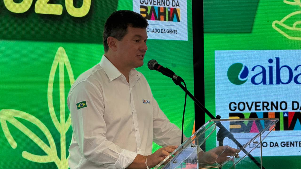 Presidente da Aiba no púlpito do auditório durante apresentação da Bahia Farm Show 2026