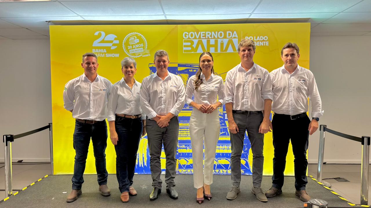 Presidente da Aiba ao lado de gestores da Bahia Farm Show durante evento em Salvador