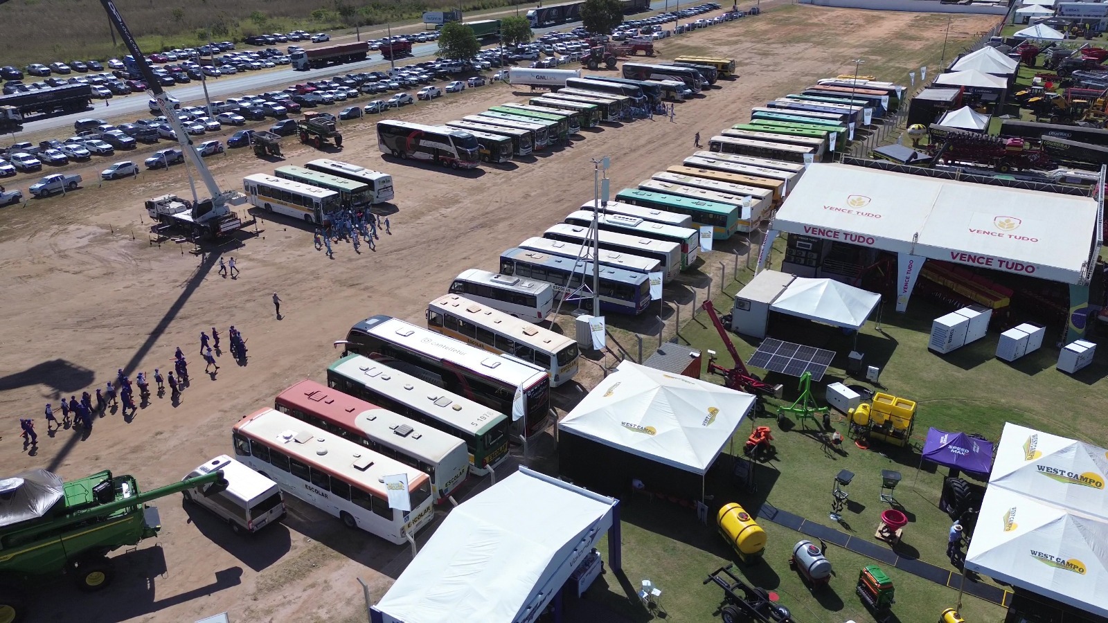 Vista aérea com dezenas de ônibus de caravanas estacionados na Bahia Farm Show