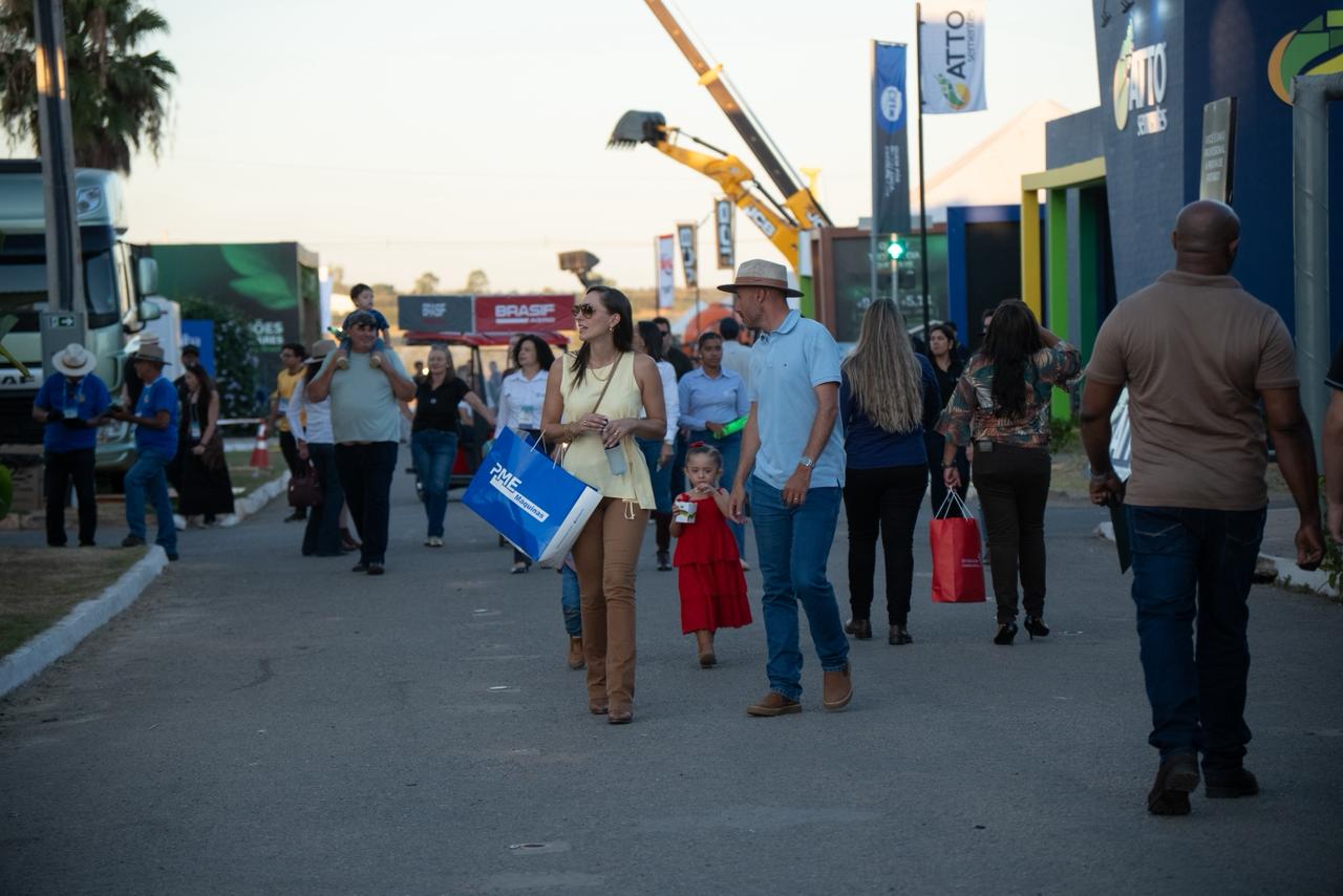 Público circulando no parque da Bahia Farm Show