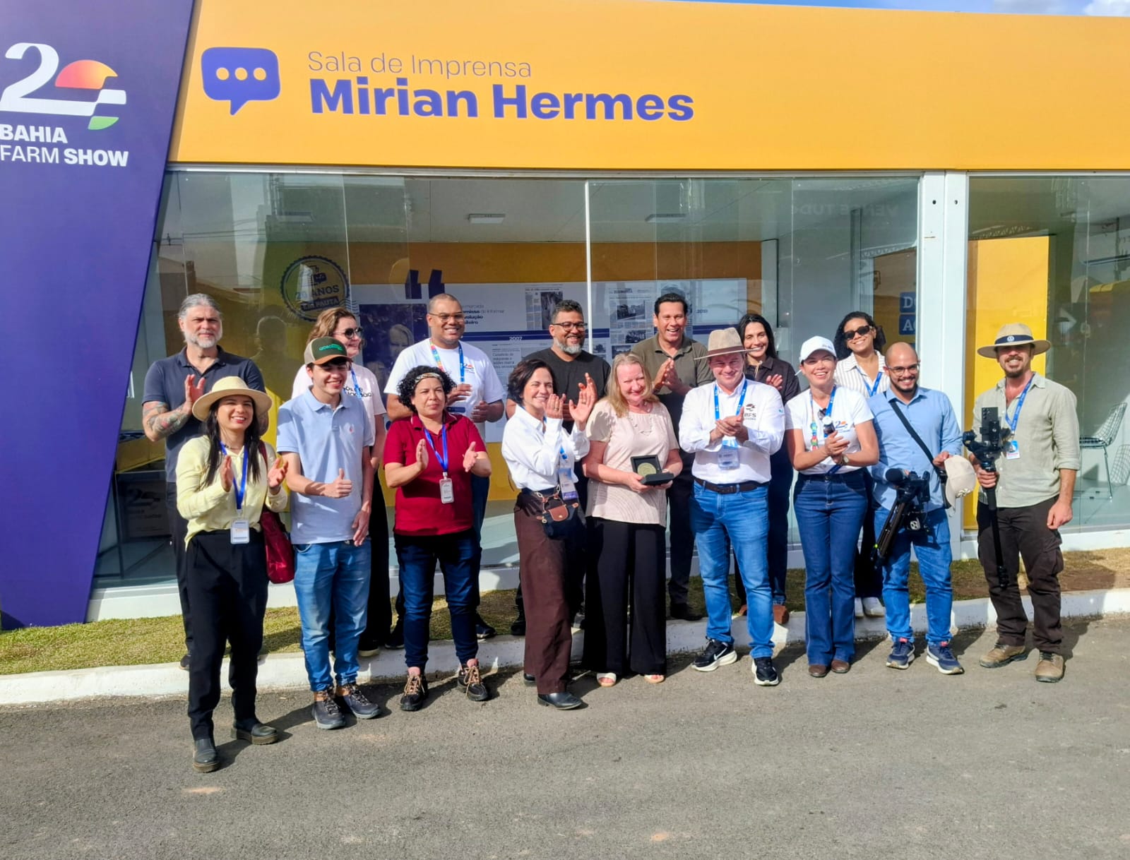 Homenageada com nome na Sala de Imprensa, jornalista Míriam recebe placa comemorativa da 20ª edição da BFS
