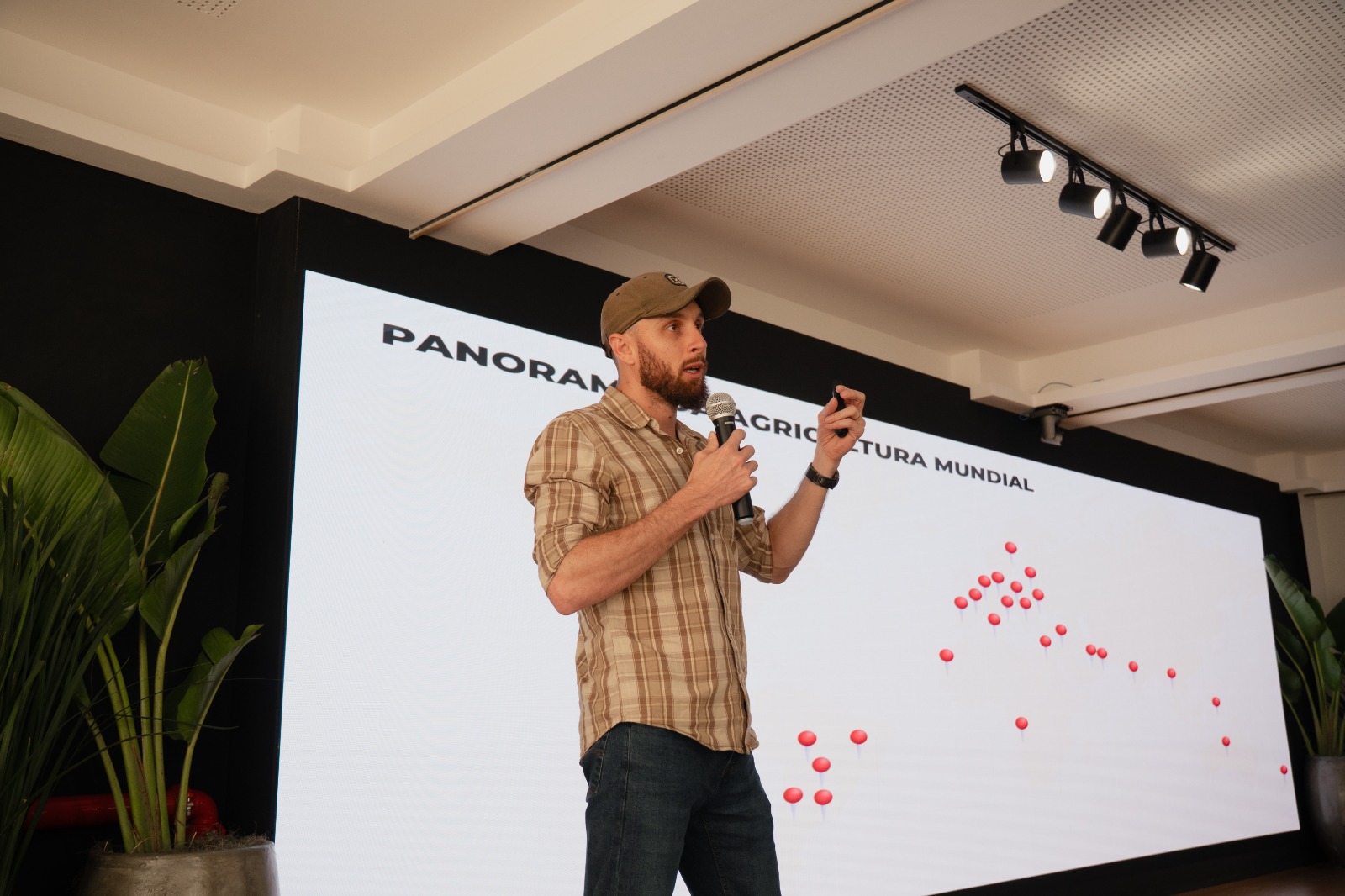 Influencer Rafael Nascimento participa de podcast Vozes do Agro na Bahia Farm Show