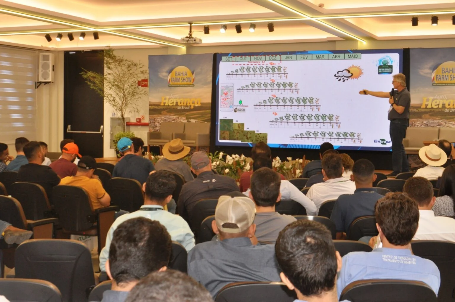 Programação de debates e palestras dissemina conhcecimento na Bahia Farm Show 2024